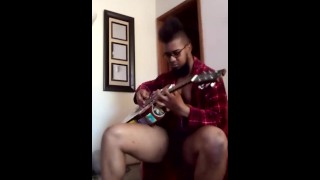 Tocando uma música que eu inventei