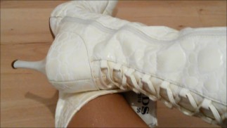 Скрипучие белые лаковые сапоги