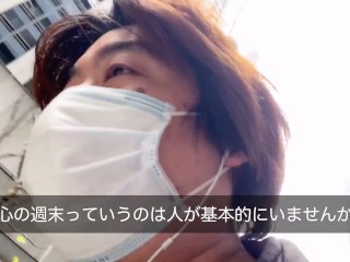 ビルとビルの隙間を歩く男
