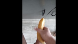 Ragazzo da solo scopa banana e sborra sul pavimento