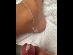 British tanned boy jerks off and nuts on his feet (HOT CUMSHOT ON FOOT)