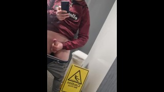 Gładki Młody Chłopak Masturbuje Się W Publicznej Toalecie