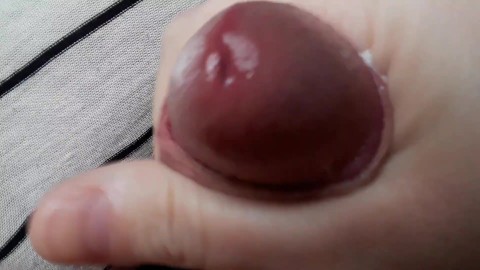 Masturbándose bajo las cubiertas y haciendo un desastre