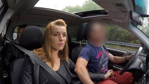 HUNT4K Chica con culo perfecto y tetas recibe un pago por sexo en el coche