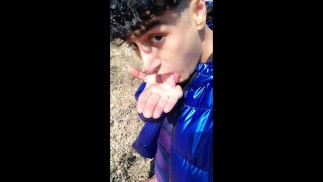 Пресперма играет, кончает себе в руку и ест свою сперму