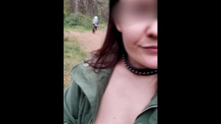 我在人们散步的公园里用手机给我的胸部拍照