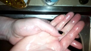 Feticismo della mano Uomo trans con grandi mani Massaggio all'olio d'oliva