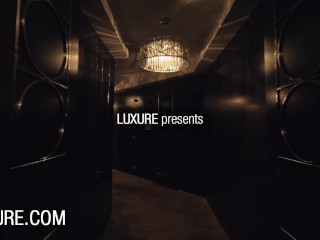 Susy Gala Brunette Hot Wife donne la tête et satisfait l'étranger