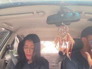 Come en el auto mientras su vibrador está encendido