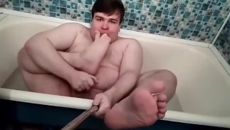 Артем дрочит член дрочит ногами в ванной лижет ноги self suck autofellatio self footjob self suck