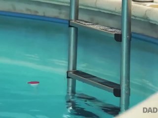 DADDY4K Un garçon surprend une copine chic en train de le tromper avec beau père