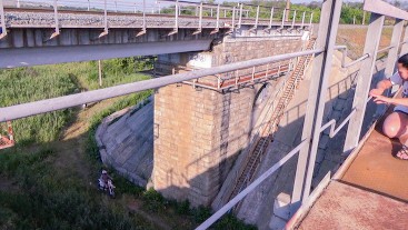 Хотели сделать видео на железной дороге, но были пойманы байкерами