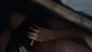 18 岁的 twink 在他的腹肌上射精后抽搐他的大鸡巴