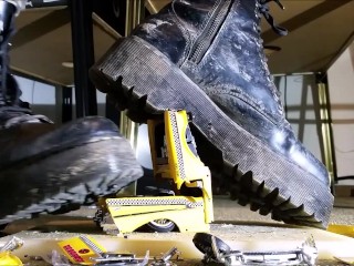 Toycarcrush com Botas Doc Martens (Trailer)