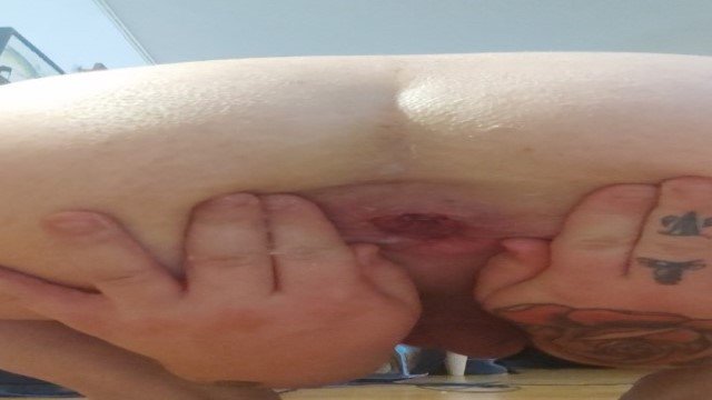 shemale slut fingering her loose anal gape