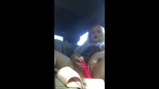 Pris Blonde PAWG jeune femme éjacule dans la voiture - Voyer public - effygracecams