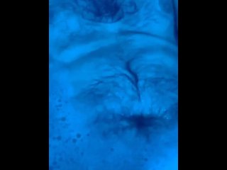 Qui me suce dans mon bain ?