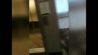 Моя подруга застукала меня за тем, как я в лифте отеля