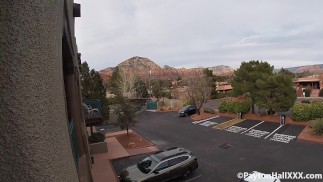 Connor Kennedy se fait sucer sur le balcon de l’hôtel pendant la journée