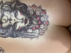 Трахаю татуированную жену друга и снимаю ему видеоотчет проеба и кончи в рот