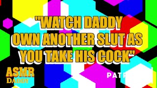 看爸爸操她的爸爸让荡妇看他的性爱录像带，同时填充她的阴部音频角色扮演