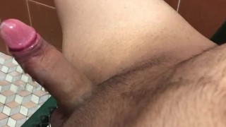 Um pau pequeno asiático close-up masturbar e gozar muito