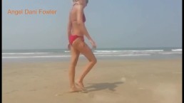 Шлюха с горячим телом писает на общественном пляже, а затем идет купаться