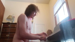 Tocando el piano desnudo, porque por qué no?