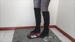 Écraser un jouet avec mes bottes sexy