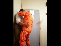 Video Inmate fuckin jail warden