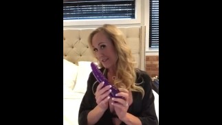 Милфа открывает для себя страпон