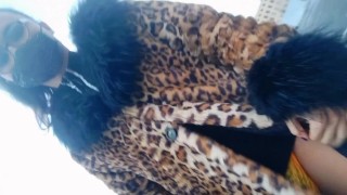Ladyboy Sissy asiático andando na cidade com casaco de leopardo