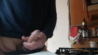 Дрочу свой член на кухне