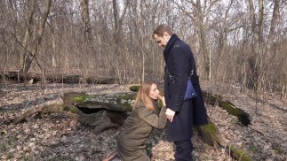 Jolie fille a fait une douce pipe rapide dans les bois lors du premier rendez-vous