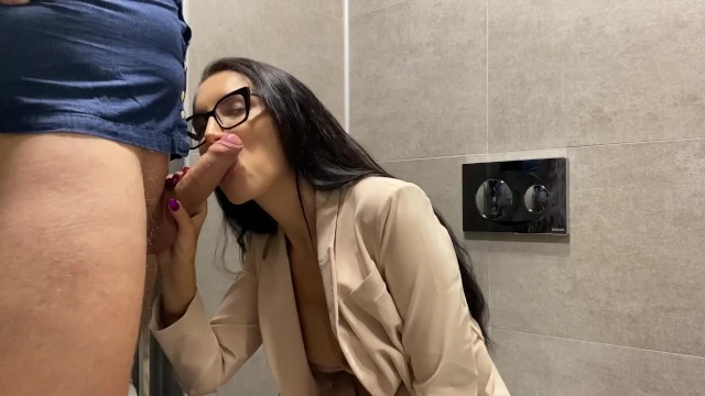 The Boss Fucked a Lustful Secretary in the Toilet - Pornhub.com