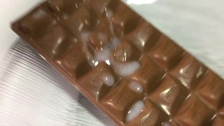 Enteada comendo chocolate com esperma