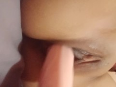 PINAY DI NA KINAYA ANG FINGER KAYA SUMAKLOLO NA SI DILDO SARAP NA SARAP