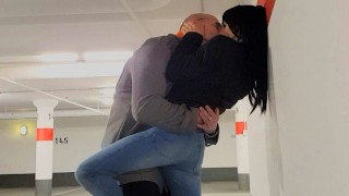 Tranny Veřejné Džíny Procházka A Žhavý Sex V Podzemním Parkovišti