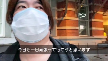 朝から東京駅の周辺を説明する男