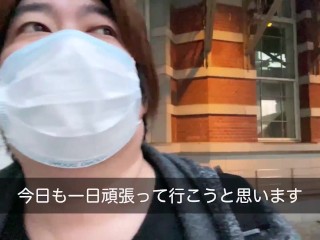 朝から東京駅の周辺を説明する男