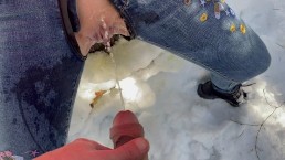 je fais pipi dans la neige et je me fais pissé sur la chatte ensuite, hentai, milf