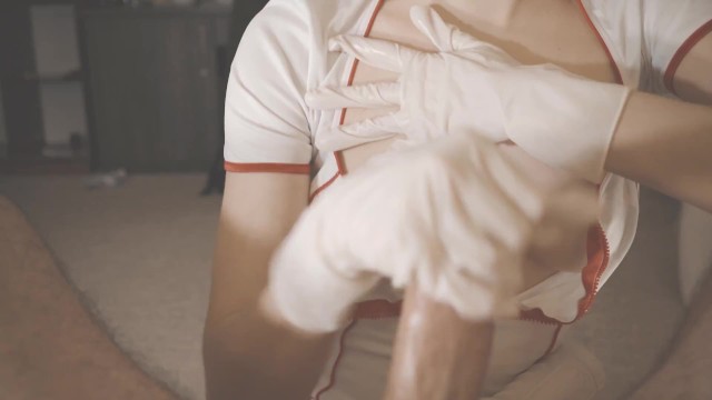 医療用手袋をはめた熱い看護師が前立腺を検査し、患者を肉眼で性交する