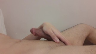 观看色情片和手淫 30 分钟后的巨大精液负荷