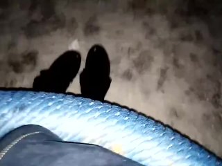 Артем ходит без носок ходит босиком по снегу