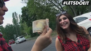 BumsBus - July Johnson Busty jeune femme allemande payée pour du sexe hardcore en voiture - LETSDOEIT