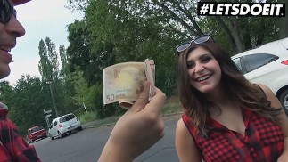BumsBus - July Johnson Busty jeune femme allemande payée pour du sexe hardcore en voiture - LETSDOEIT