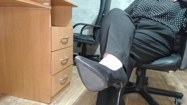 Секретарь меняет грязную прокладку на тампон и мастурбирует на работе
