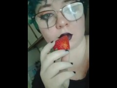 Video Sucking Juicy Berry