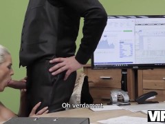 VIP4K Der Kreditsachbearbeiter nutzt seine Kräfte, um die heiße blonde Schönheit zu verführen