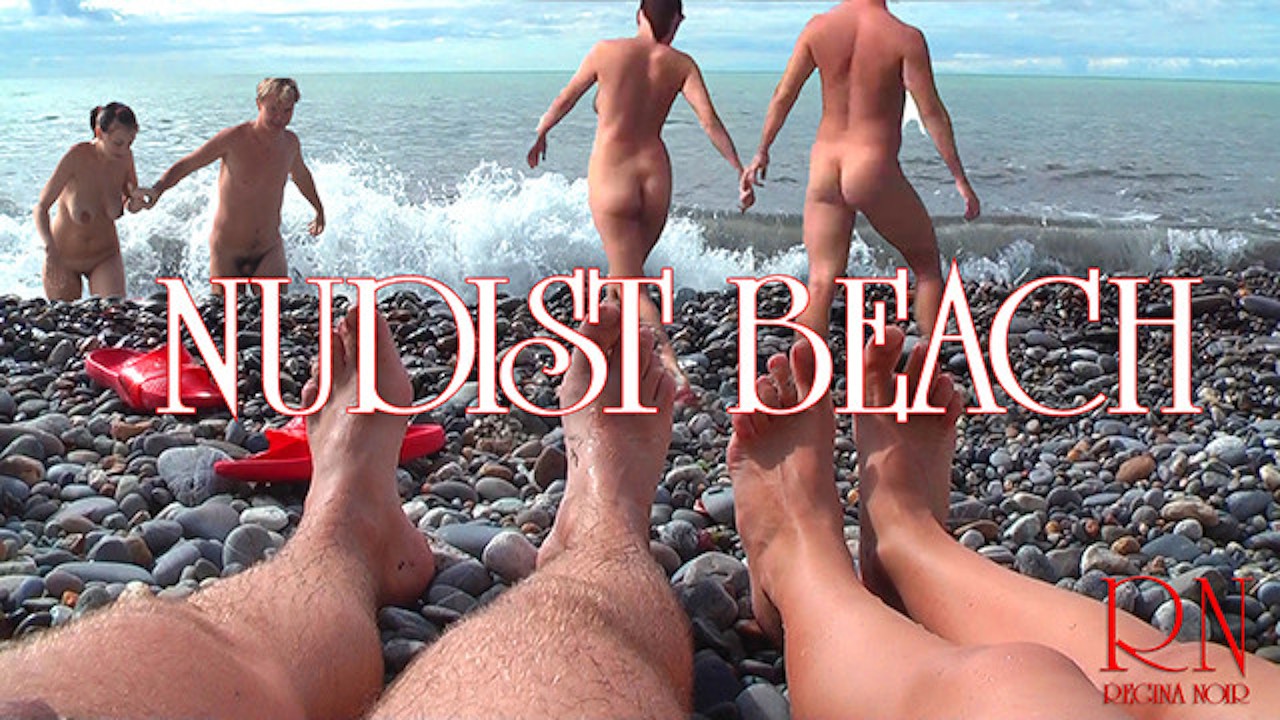 Jovenes en playas nudistas